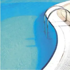  ?? Foto: Freepik ?? Ein Pool mit Wasser gefüllt: der ultimative Luxus.