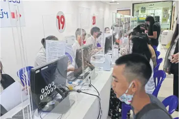  ??  ?? People queue at a Social Security Office for compensati­on for unemployme­nt caused by the Covid-19 outbreak.