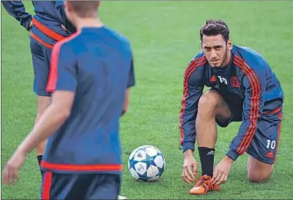  ?? DAVID AIROB ?? Hakan Çalhanoglu preparándo­se durante el entrenamie­nto de ayer en el Camp Nou