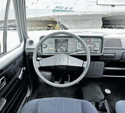  ?? ?? Wandel im Autobau: 1974 waren Airbag und elektrisch­e Fensterheb­er noch lang nicht an Bord. Dafür das gelbe Choke-Lämpchen für den Kaltstart. Radio? Aufpreis! Touchscree­n? Pure Science-Fiction!
