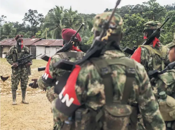  ??  ?? ► Miembros de la guerrilla del Ejército de Liberación Nacional (ELN) se alinean en su campamento a orillas del río San Juan, en Colombia, el 20 de noviembre de 2017.