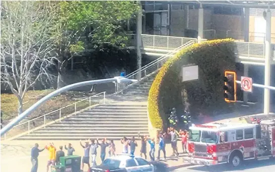  ?? Reuters ?? Los empleados de YouTube en California salen con los brazos en alto del edificio tras el tiroteo