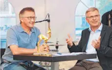  ??  ?? Christian Skrodzki bringt zum Gespräch mit Karl-Anton Maucher eine Bambi-Auszeichnu­ng mit.