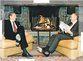  ??  ?? Ronald Reagan y Mijaíl Gorbachov durante una reunión.