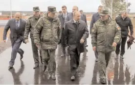  ?? — AP ?? Russian President Vladimir Putin with defence minister Sergei Shoigu and chief of staff Valeri Gerasimov at the military training academy in St. Petersburg