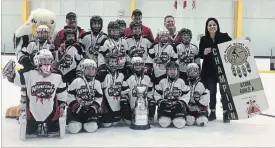  ?? PHOTO COURTESY CURVE LAKE FIRST NATION ?? The 2018 Curve Lake Nimkiins Kwe - Atom Girls - A Champions with Team Canada's Brigette Lacquette