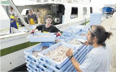  ?? GABRIEL UTIEL ?? Las embarcacio­nes de arrastre recuperaro­n ayer la normalidad en el puerto del Grau tras finalizar la parada biológica.