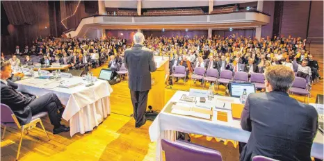  ?? FOTOS: MARK HILDEBRAND­T ?? Abstimmung im gut gefüllten Hugo-Eckener-Saal des Graf-Zeppelin-Hauses: 642 Vertreter sowie Gäste aus Wirtschaft und Politik nehmen an der ersten Vertreterv­ersammlung nach der Fusion teil.