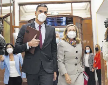  ?? DAVID CASTRO ?? Pedro Sánchez y la vicepresid­enta Nadia Calviño, ayer, en el Congreso.