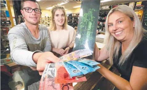  ?? Picture: GLENN FERGUSON ?? TAKE NOTE: Dale Bish and Leah Holden use cash to pay at Speakys Geelong, where they were served by Yvonne Roberts.