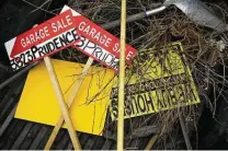  ?? Godofredo A. Vásquez / Staff photograph­er ?? Bandit signs are removed by a District K cleanup team. A state Senate bill would increase fines for those posting the illegal signs.