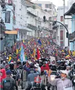  ?? ?? Manifestan­tes antigubern­amentales marchan hacia el palacio presidenci­al en Quito.