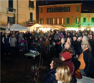  ?? (foto Vision) ?? Folla Talmente affollata l’assemblea di Venezia, sull’acqua alta che in molti hanno assistito all’esterno