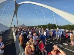  ?? FOTO KAREL HEMERIJCKX ?? Het leek wel een volksfeest op de nieuwe brug.