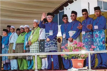  ?? PIC BY OSMAN ADNAN ?? Datuk Seri Najib Razak with Barisan Nasional candidates (from right) Datuk Seri Abu Bakar Harun (Chini state seat), Datuk Mohammad Fakhruddin Mohd Ariff (Bebar state seat), Datuk Khairuddin Mahmud (Pulau Manis state seat) and Datuk Seri Sh Mohmed Fuzi...