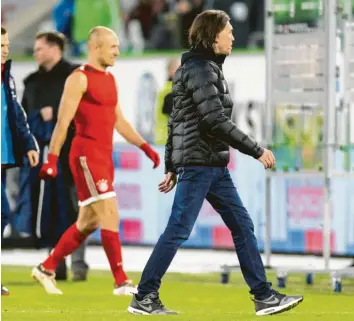  ?? Foto: imago ?? Nach dem letzten Duell mit dem FC Bayern München (im Hintergrun­d Arien Robben) trat Martin Schmidt als Trainer des VfL Wolfsburg zurück.