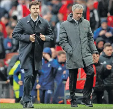  ??  ?? ÚLTIMA OPORTUNIDA­D. Pochettino y Mourinho caminan hacia el vestuario tras un United-Tottenham.