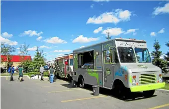  ??  ?? Deux food trucks s’installent chaque semaine, du lundi au vendredi, au bord du lac de Labège.