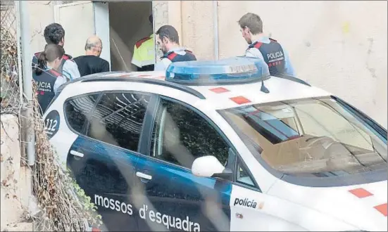  ?? GEMMA MIRALDA ?? Tomás Pardo Caro entra en el ,juzgado de Rubí escoltado por los Mossos para prestar declaració­n