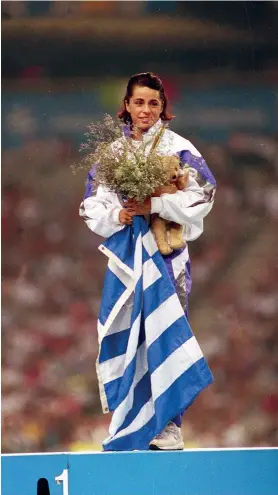 ??  ?? Το χρυσό μετάλλιο της Πατουλίδου ήταν το πρώτο για την Ελλάδα στον στίβο από το 1912, όταν ο Τσικλητήρα­ς πήρε την πρώτη θέση στη Στοκχόλμη στο μήκος άνευ φοράς