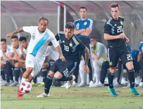  ?? — AFP ?? Argentina’s Giovani Lo Celso (centre R) vies for the ball with Jose Contreras of Guatemala during their internatio­nal friendly in Los Angeles.