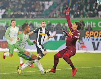  ??  ?? Das 2:0 in Wolfsburg: Daniel Didavi überlistet mit einem Heber den Gladbacher Schlussman­n Yann Sommer.