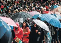  ?? WERTHER SANTANA/ESTADÃO ?? Na fila. Multidão enfrentou chuva no centro de São Paulo