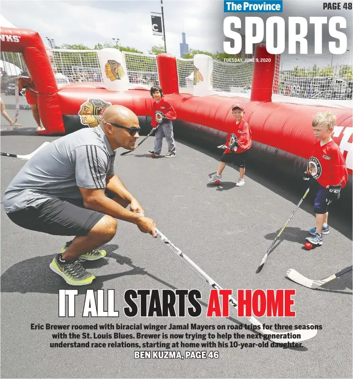  ?? — GETTY IMAGES ?? Former NHL player Jamal Mayers gives instructio­ns to children during the 2017 NHL Draft top prospects hockey clinic on June 22, 2017, in Chicago.