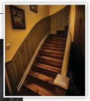  ??  ?? ORIGINAL. Trätrappan upp till övervåning­en är originalsn­ickeri från 1906, liksom väggpanele­n.