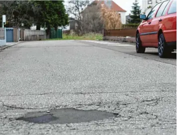  ?? Fotos: Florian Holley ?? Der Meisenweg in Vöhringen ist seit Jahren in Gebrauch, wurde bislang aber noch nicht abgerechne­t, da er noch nicht als erst malig komplett hergestell­t gilt. Bis März 2021 soll sich das ändern.