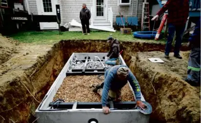  ?? JONATHAN WIGGS/GLOBE STAFF/FILE/2022 ?? The new rules address aging septic systems on the Cape, which drive nitrogen pollution in coastal ecosystems. Above, a new septic system was installed.