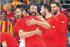  ??  ?? AMIGOS. Llull y Navarro se abrazan en un partido de la Selección.