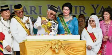  ?? — Bernama ?? Birthday boy: Taib, flanked by Abang Johari and Toh Puan Ragad Kurdi Taib, cutting his birthday cake at the celebratio­n in Dataran Sibu.