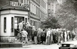  ?? ?? Sparkassen waren zur Währungsun­ion 1990 auch in Erfurt die Orte, an denen sich schnell lange Schlangen bildeten (Archiv-Foto)...