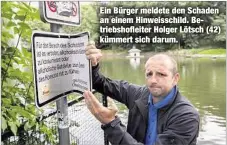  ??  ?? Ein Bürger meldete den Schaden an einem Hinweissch­ild. Betriebsho­fleiter Holger Lötsch (42) kümmert sich darum.