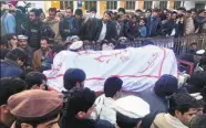  ?? ALI MURTAZA / AP ?? Pakistani Shiite Muslims attend funeral prayers for the victims of Saturday’s bomb blast in Parachinar, the capital of Kurram tribal region.