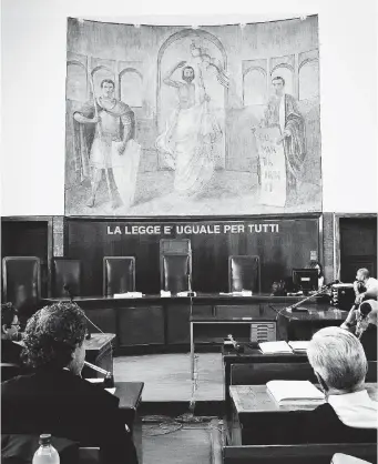  ?? Ansa ?? In attesa Nell’aula 4 del Tribunale di Milano mentre si aspetta una sentenza