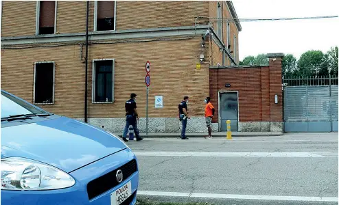  ??  ?? I controlli
L’ingresso della caserma Serena di Treviso è presidiato dagli agenti di polizia (
Foto, Balanza)