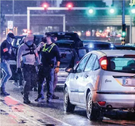  ?? FOTO BFM ?? Op 22 mei 2021 werden twee wagens, een Renault Twingo en een Ford Focus, met zwaarbewap­ende bendeleden tegengehou­den op de Luitenant Lippenslaa­n in Borgerhout.