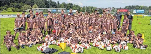  ?? FOTO: HARIOLF FINK ?? 75 Kinder lernen beim „Rabauken“-Fußballcam­p des FC Sankt Pauli in Schrezheim den gepflegten Umgang mit dem Ball.