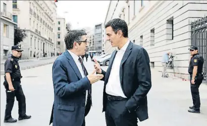  ?? SERGIO BARRENECHE­A / EFE ?? Patxi López i Pedro Sánchez parlant a l’entrada del Congrés el dia del 40è aniversari del 15-J