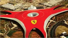  ?? ?? ◂ Yas Marina Circuit, sede del Gran Premio de Fórmula 1, que cierra la temporada del Gran Circo y junto al que se ubica el parque temático de Ferrari.