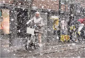  ?? HEIKKI SAUKKOMAA
FOTO: LEHTIKUVA / ?? De otippade snöovädren i maj har lagt sordin på vårstämnin­gen. Bilden är tagen på Bulevarden i Helsingfor­s den 10 maj.