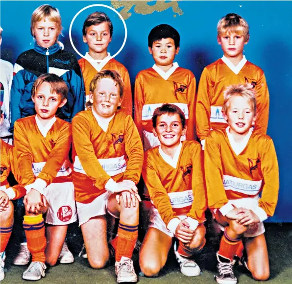  ??  ?? Portrait of a football superstar: Zlatan Ibrahimovi­c (above, circled) in a youth football team; his childhood bedroom in Rosengard (left) which overlooks Zlatan Court (below left)