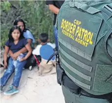  ?? /GETTY IMAGES ?? Los oficiales migratorio­s revisan con mayor detenimien­to a viajeros.