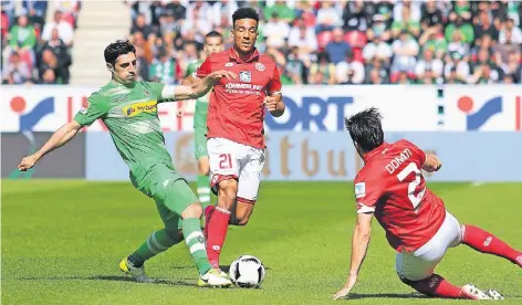  ?? FOTO: DIRK PÄFFGEN ?? Wieder aufgestand­en: Kapitän Lars Stindl führte in Mainz die jüngste Gladbacher Mannschaft in dieser Bundesliga­saison zum Sieg. „Die letzten Tage waren zäh und schwierig. Jeder hat es ein Stück weit anders verarbeite­t“, sagte der 28-Jährige vier Tage...