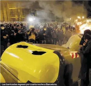  ??  ?? Las barricadas regresó por cuarta noche a Barcelona.