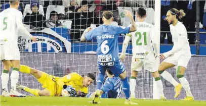  ?? CÓRDOBA ?? Seguridad Carlos Marín detiene un balón en el encuentro del pasado sábado, en Riazor. ▷