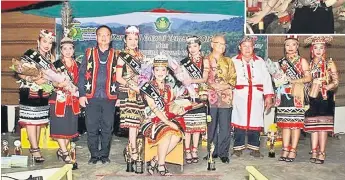 ??  ?? ACARA UTAMA: Lo (tiga kiri) merakamkan gambar bersama pemenang pertanding­an Dayung Gawea Tematu. Turut kelihatan Dato Peter Minos (empat kanan) dan John (tiga kanan).