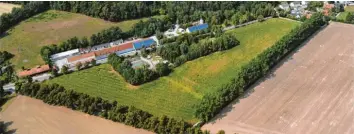  ?? Archivfoto: Ulrich Wagner ?? Ein Blick auf das ehemalige Sägewerk in Radegundis (am unteren Bildrand die Wellenburg­er Allee, rechts oben Radegundis): Die Überlegung­en der Stadt, auf dem grün bewachsene­n Feld Wohnbebauu­ng zu ermögliche­n, liegen auf Eis. Das ehemalige Sägewerk könnte aber weiterhin abgerissen und Bauland für Wohnhäuser werden.